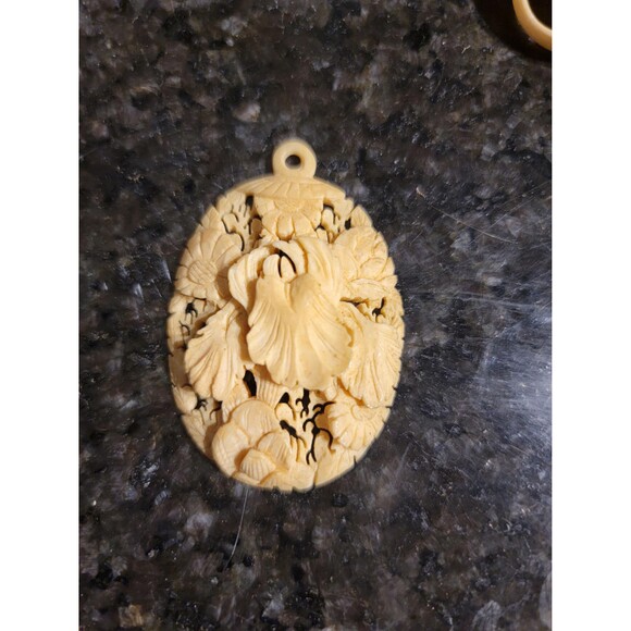 Intricately carved bone pendant, Vintage 1950s bone jewelry - Picture 8 of 10